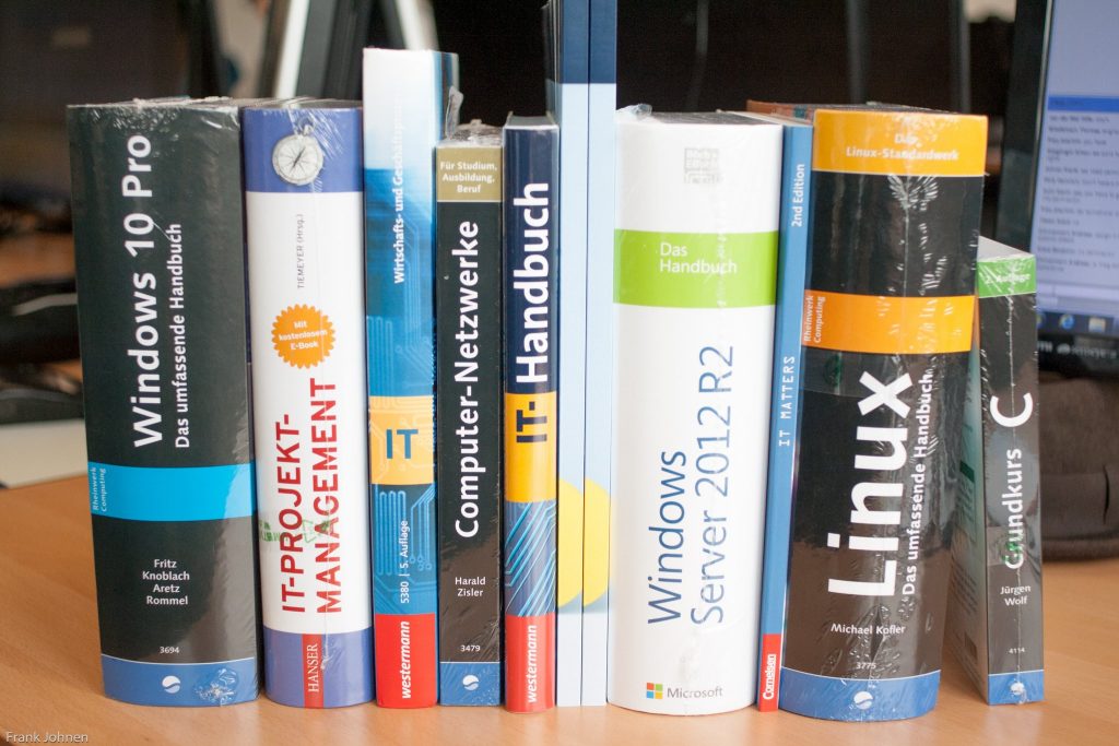 Das Bild zeigt IT-Lehrbücher. Zu lesen ist hier z. B. IT-Handbuch, Windows 10 Pro, Computer-Netzwerke, Linux und weitere für Fachinformatiker Systemintegration relevante Themen.